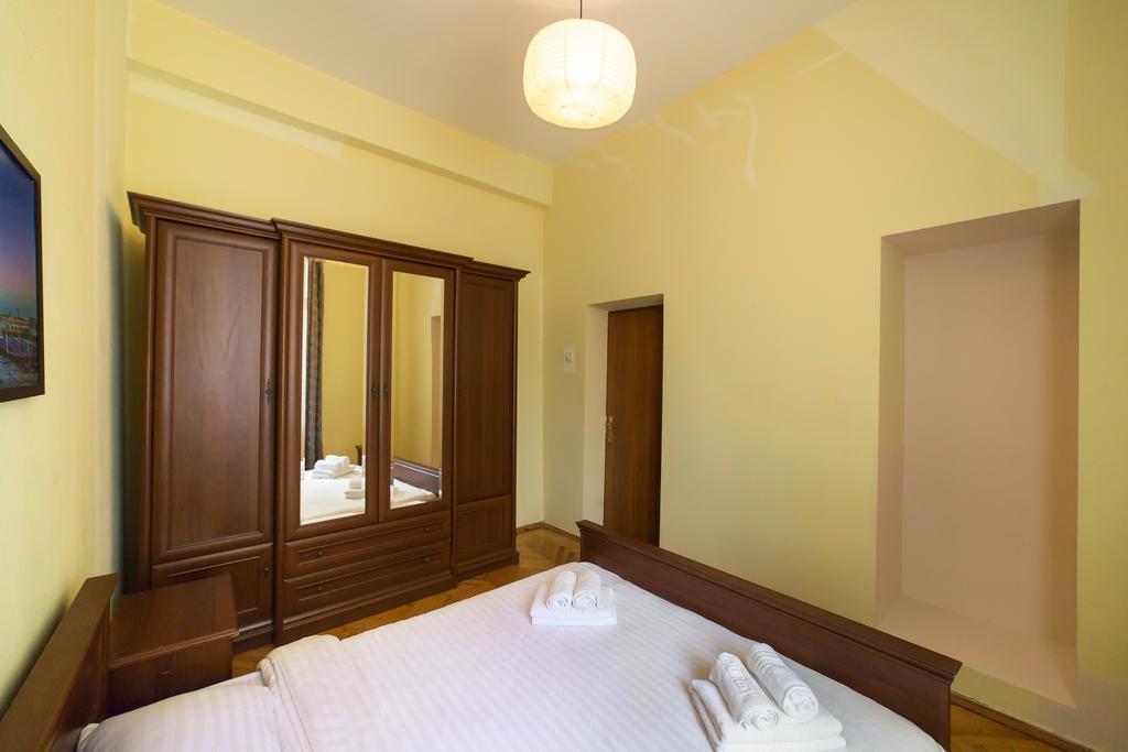 Cozy Apartment In Centre Of Kiev ภายนอก รูปภาพ